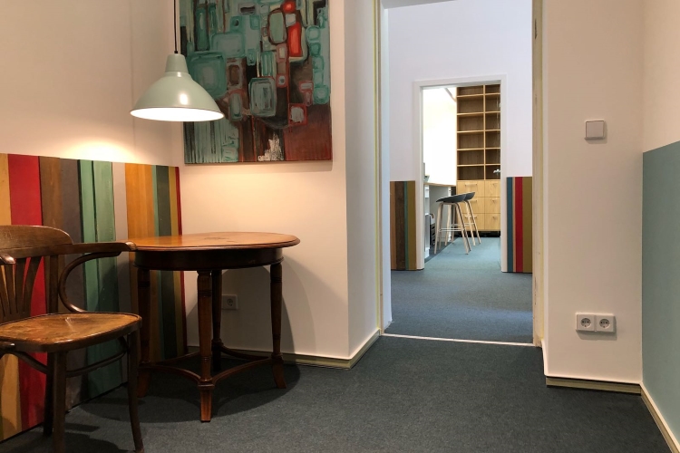 Wartebereich mit Kunst