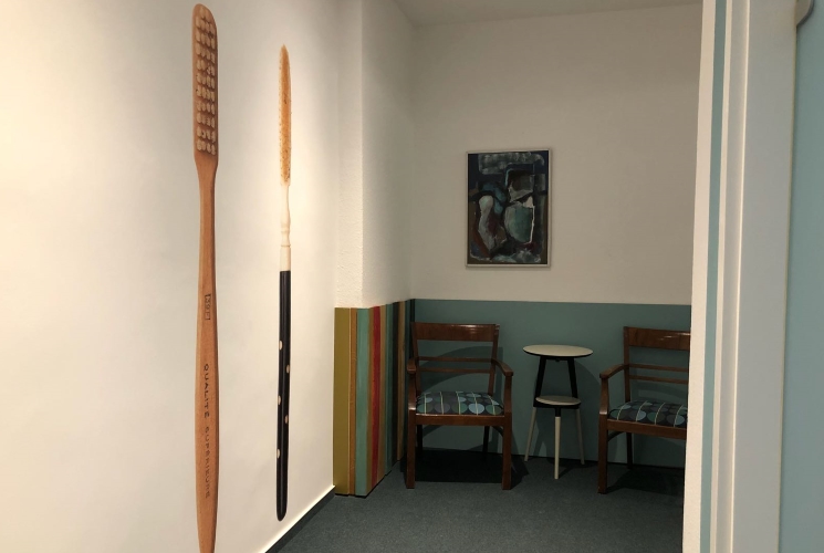 Eingangsbereich mit Zahnbürsten-Deko